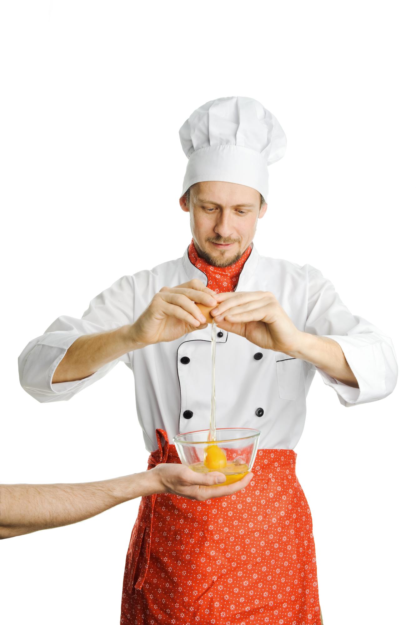Chef prowadzący warsztat przy stole z uczestnikami